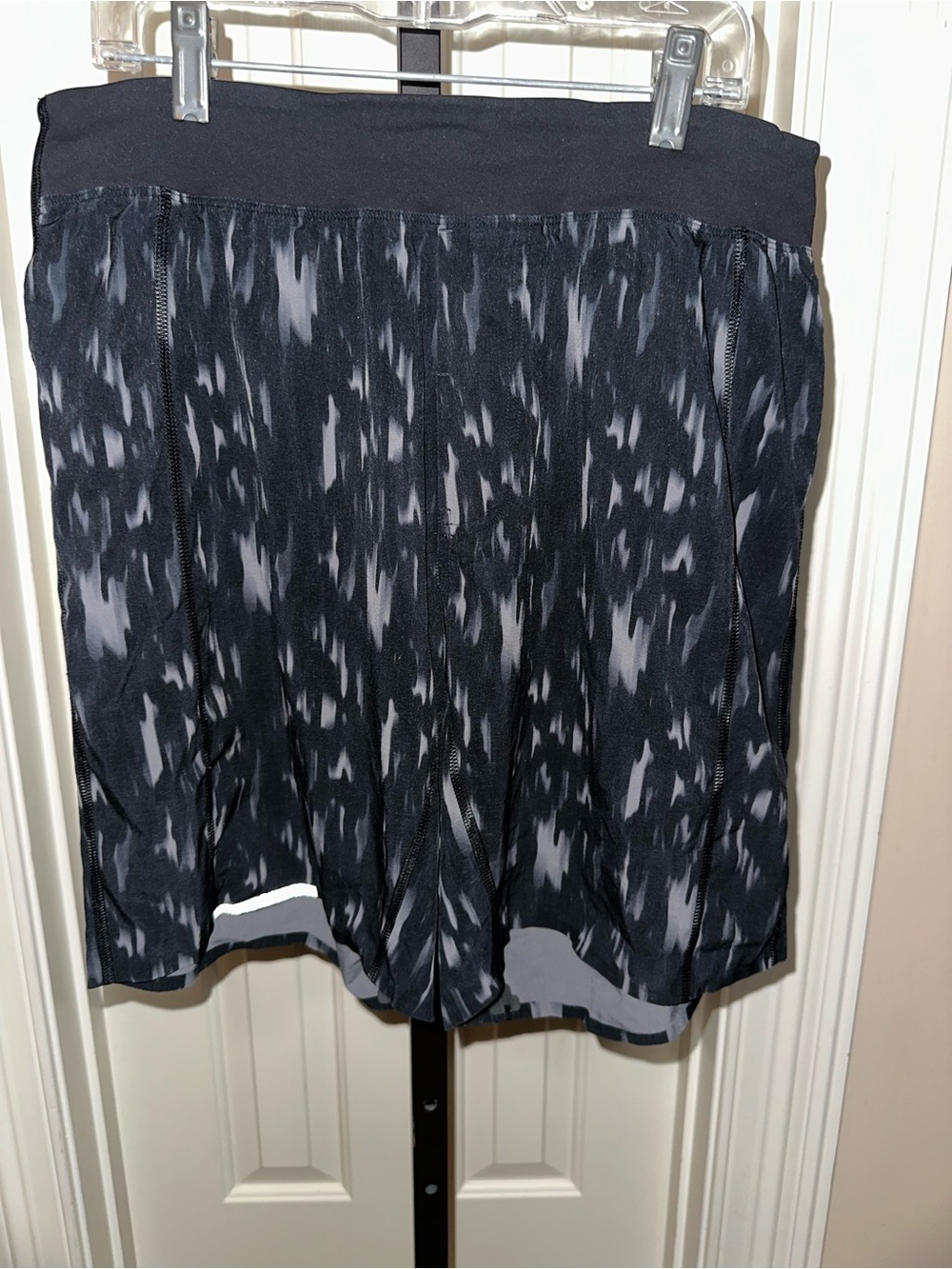 Men’s lululemon Black & Gray Printed Athletic Shorts size medium